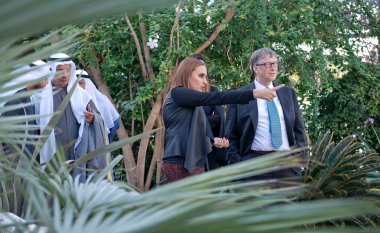 foto Bill Gates kreeg rondleiding in de door EdenParks gebouwde Botanische Tuin in Bayan Paleis, Koeweit.